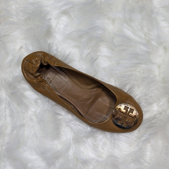 Tory Burch Minnie Travel Tan/Mustard Patent Leather Gold Logo Ballet Flat Size 7 - Picture 3 of 5